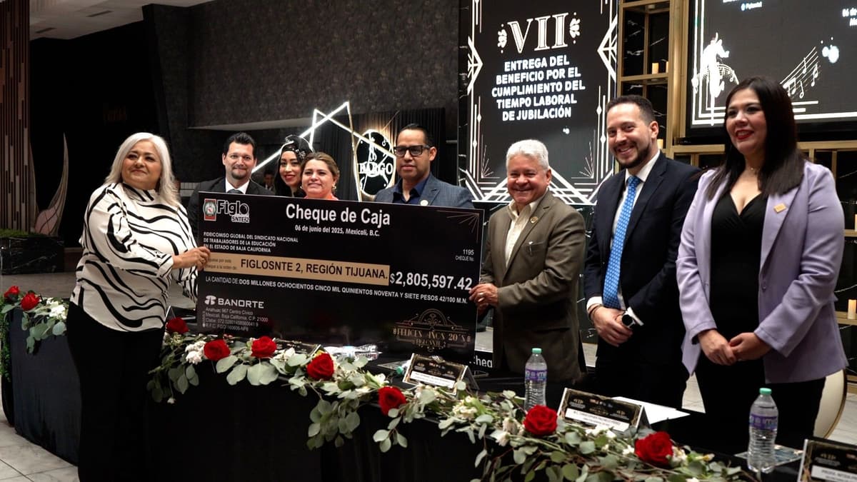 FIGLOSNTE 2 reconoce la dedicación de docentes tras décadas de labor educativa.